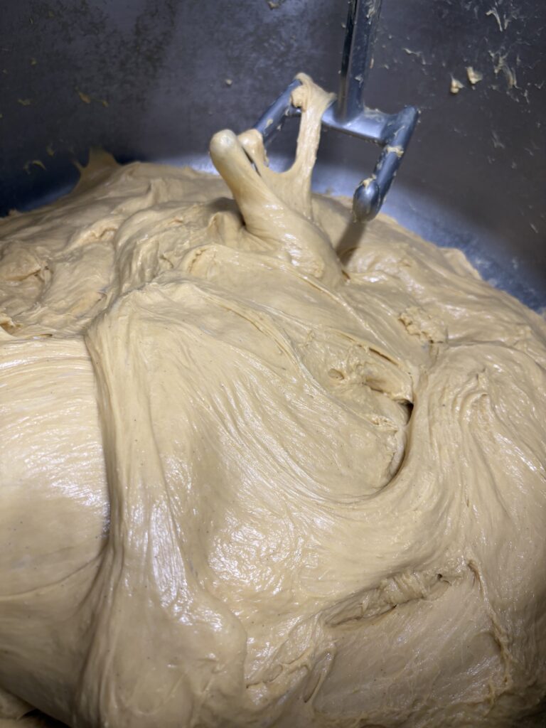 La base di ogni nostra creazione: un impasto setoso, frutto di una lunghissima lievitazione naturale.