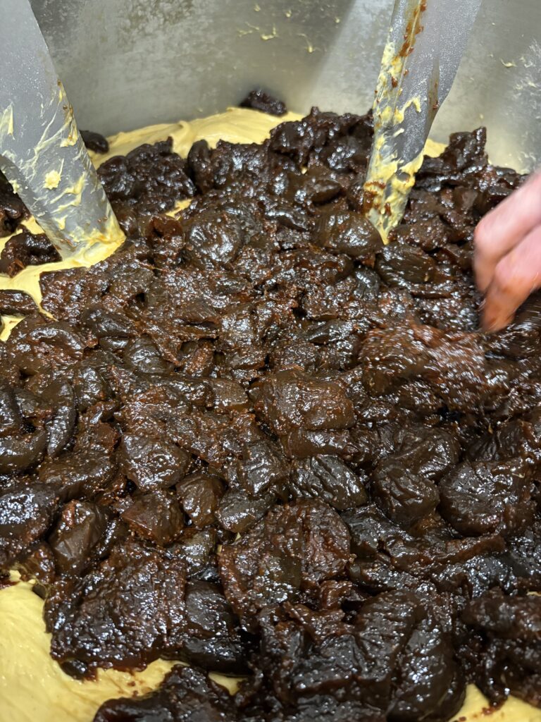 L'aggiunta dei fichi caramellati: un tocco di eccellenza nel cuore dell'impasto.